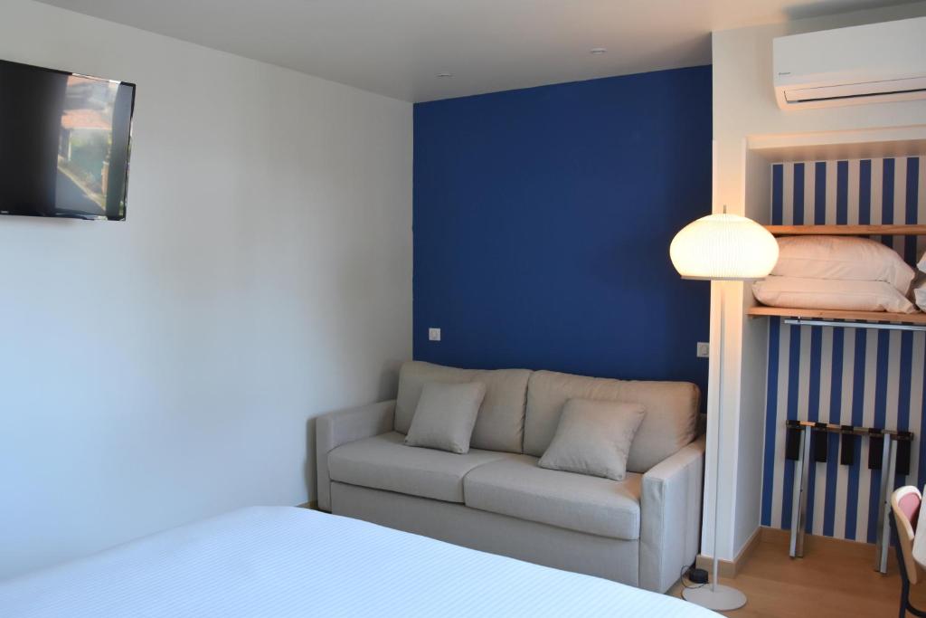 Postel nebo postele na pokoji v ubytování LOGIS Hotel Restaurant Le KALLISTE