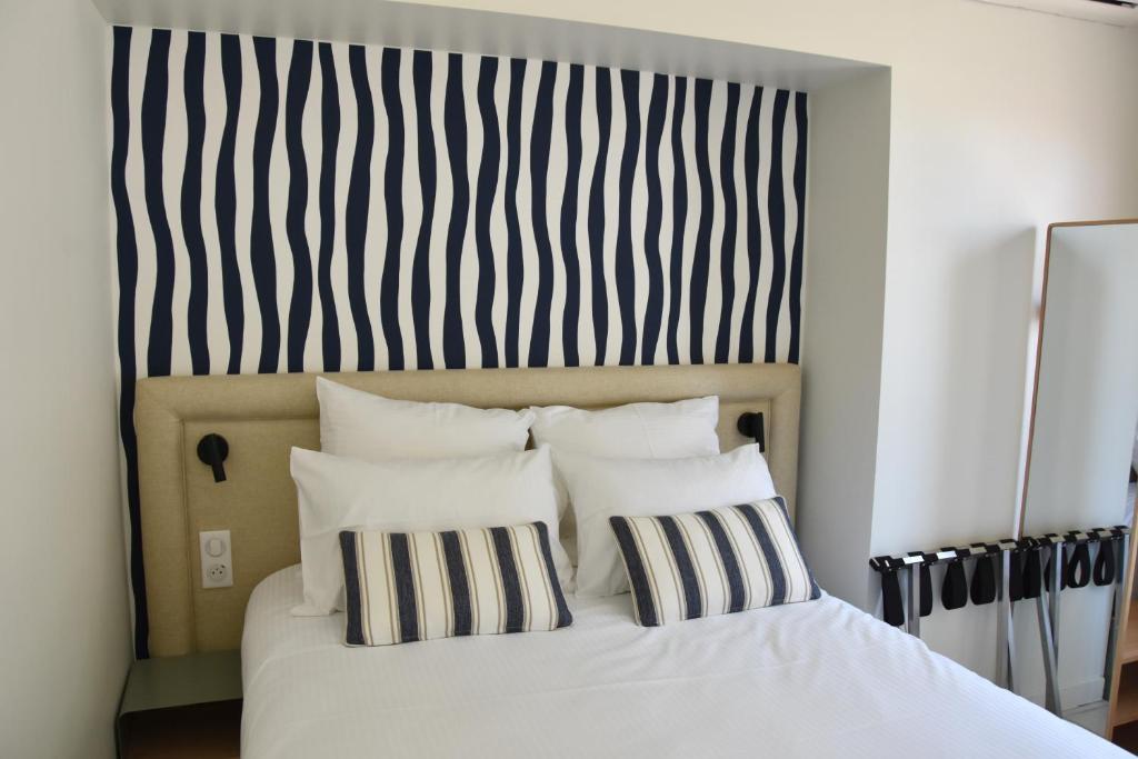 Postel nebo postele na pokoji v ubytování LOGIS Hotel Restaurant Le KALLISTE
