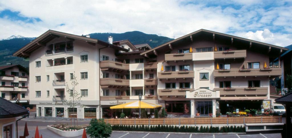 ein großes Apartmenthaus vor einem Berg in der Unterkunft Apart Hotel Garni Strasser in Zell am Ziller