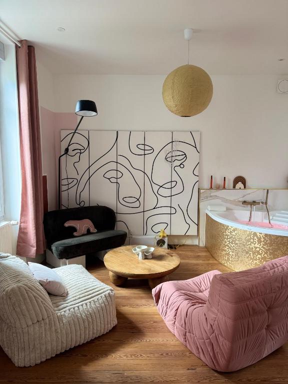 un salon avec un canapé et une table dans l'établissement Mini loft Spa - Cosy, à Dijon