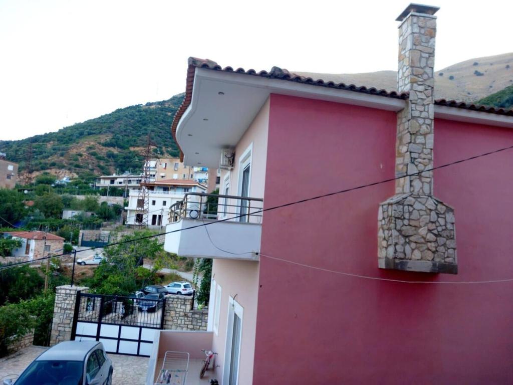 Nespecifikovaný výhled na hory nebo výhled na hory při pohledu z vily