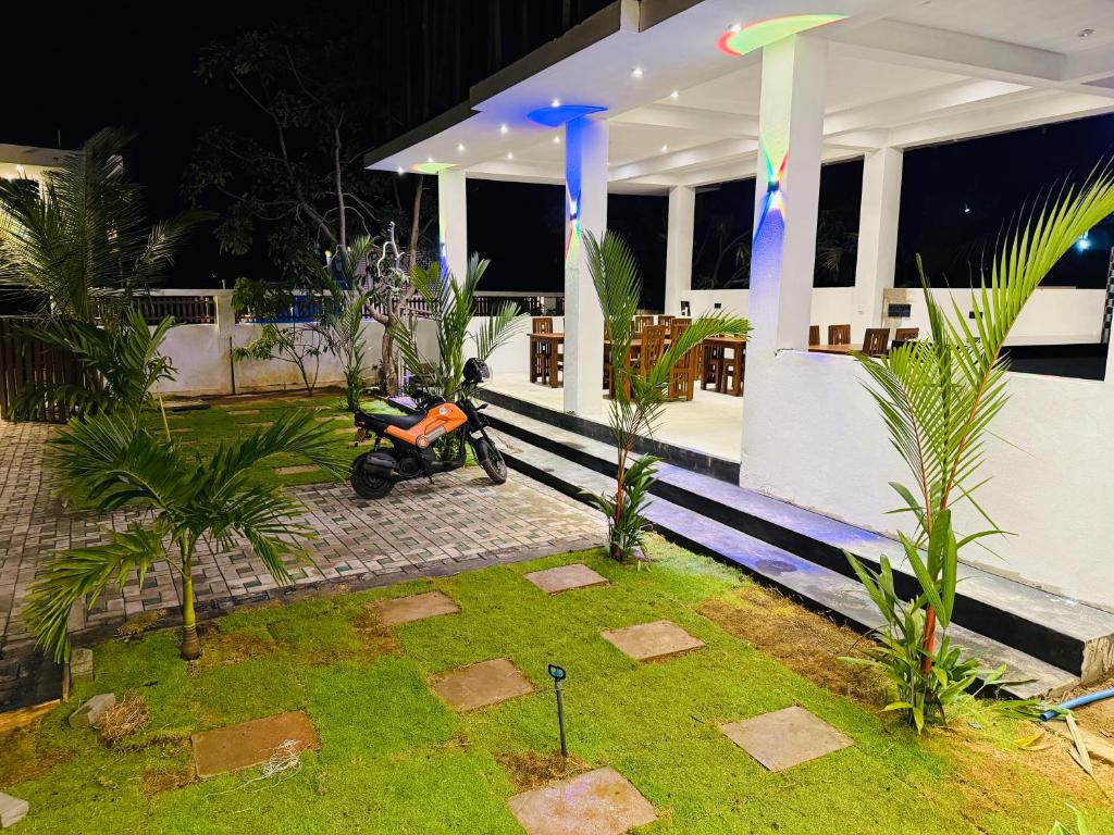 Zahrada ubytování Devon Surf Inn Arugambay