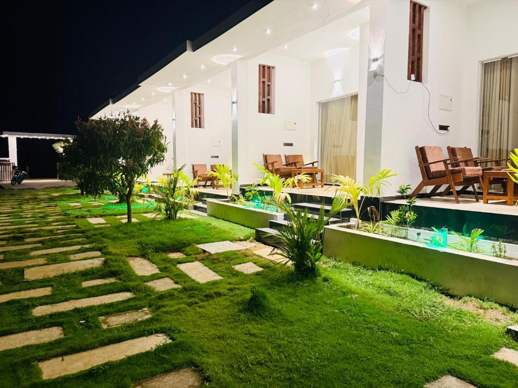 Bazén v ubytování Devon Surf Inn Arugambay nebo v jeho okolí