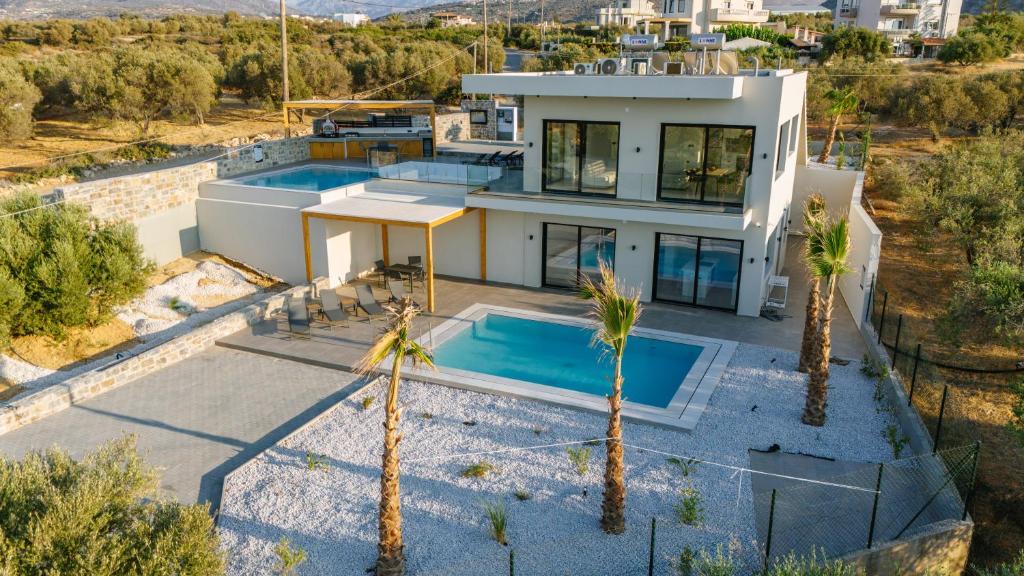 vue aérienne d'une maison avec piscine dans l'établissement Aetheria & Aura Suites by Temma Villas, à Chersónissos