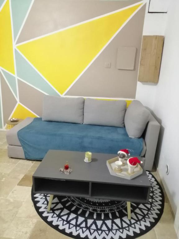 un salon avec un canapé et une table dans l'établissement Chez Nathalie et flavien, à Meuilley