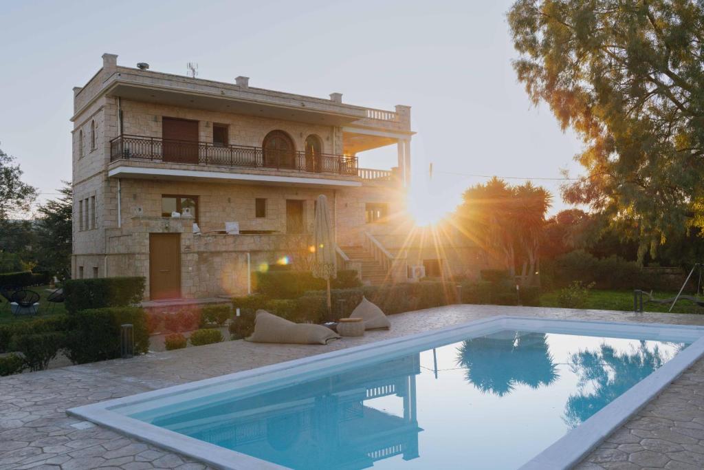 Bazén v ubytovaní Seaside "Stone & Light Villa" close to Aegina City alebo v jeho blízkosti