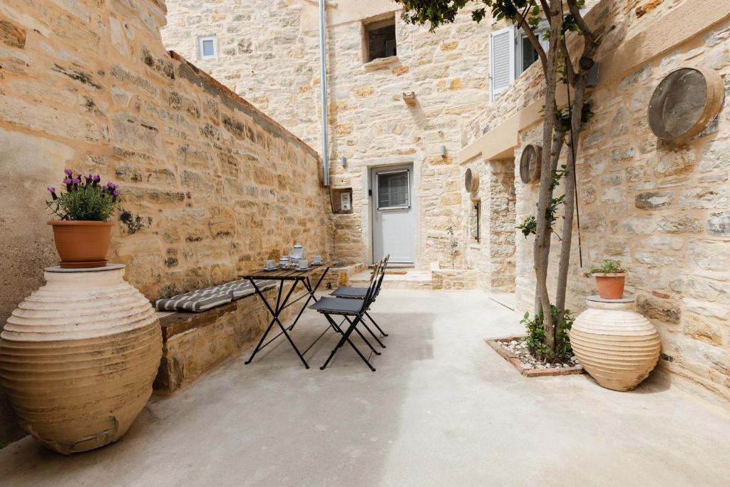 Kawasan patio atau luaran di KINI Terra Chios Medieval Stone Home with Parking