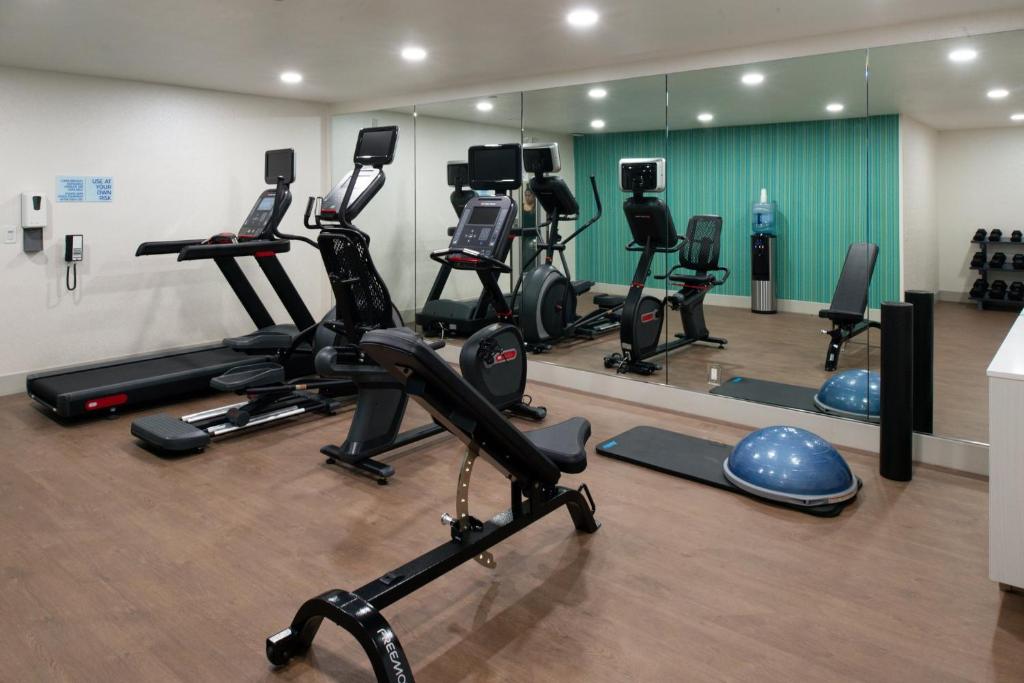 Fitness centrum a/nebo fitness zařízení v ubytování Holiday Inn Express - Santa Rosa North by IHG