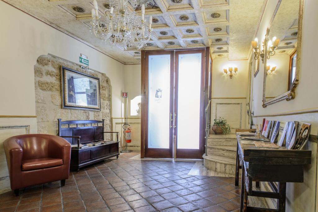 パレルモにあるLocanda del Gaginiのリビングルーム(シャンデリア、テーブル、椅子付)