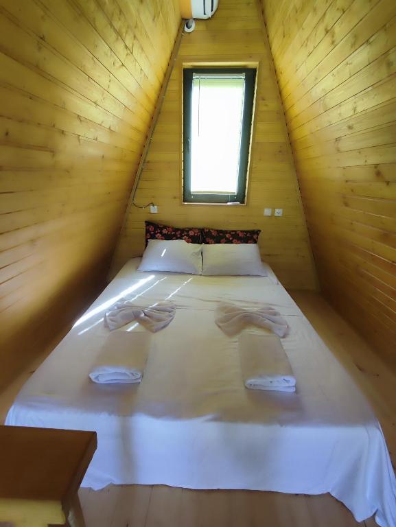Postel nebo postele na pokoji v ubytování Canyon garden martvili