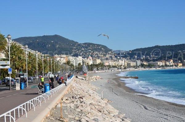 une plage avec un groupe de personnes et un cerf-volant dans l'établissement Magnan et ses plages de la Promenade des Anglais, à Nice
