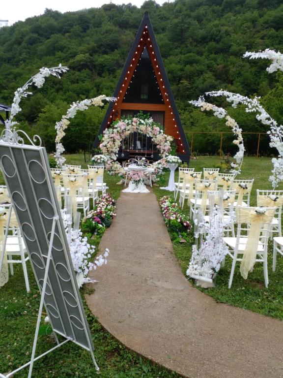 Nespecifikovaný výhled na hory nebo výhled na hory při pohledu z luxury tent