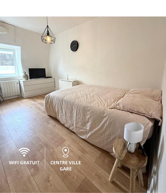 une chambre blanche avec un lit et une table dans l'établissement Studio tout confort cité de la gastronomie (4), à Dijon