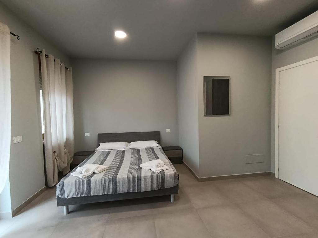 Postel nebo postele na pokoji v ubytování Cuneo Bedroom