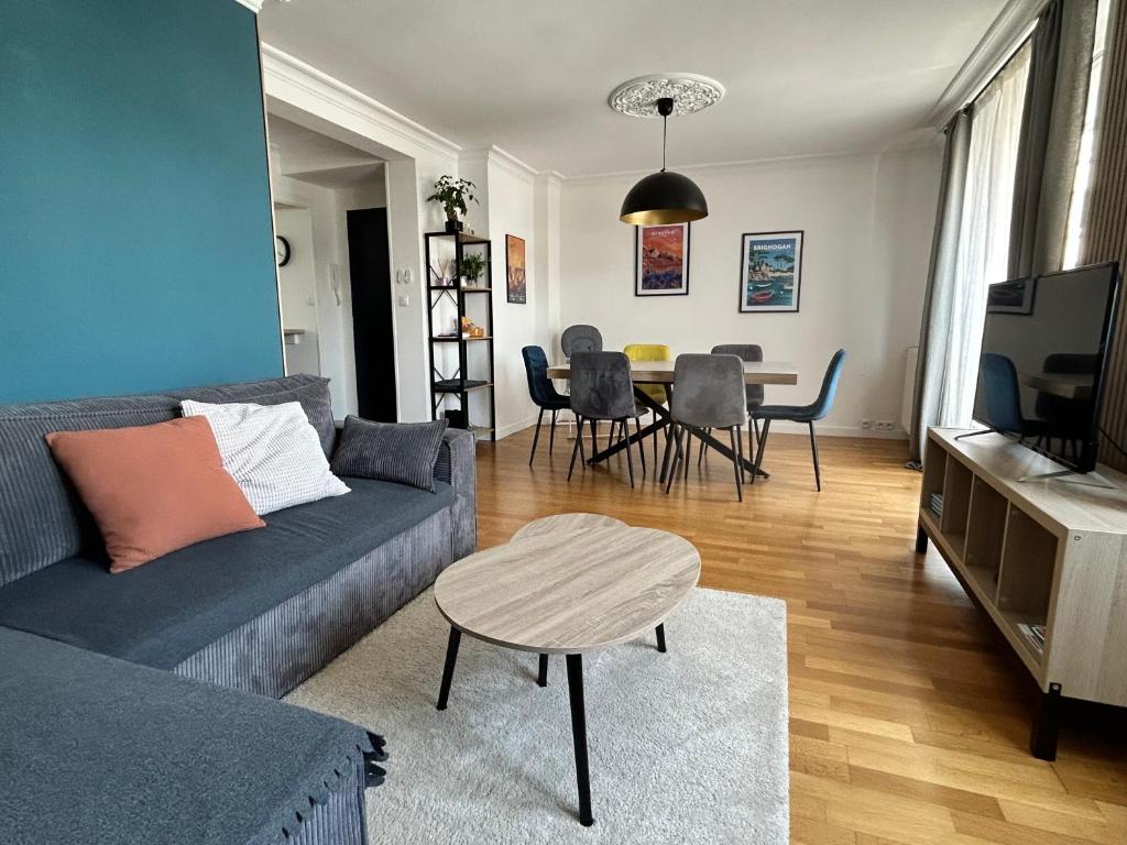 un salon avec un canapé et une table dans l'établissement Bel Appartement , proche tram place de Strasbourg accès centre ville, plages, à Brest