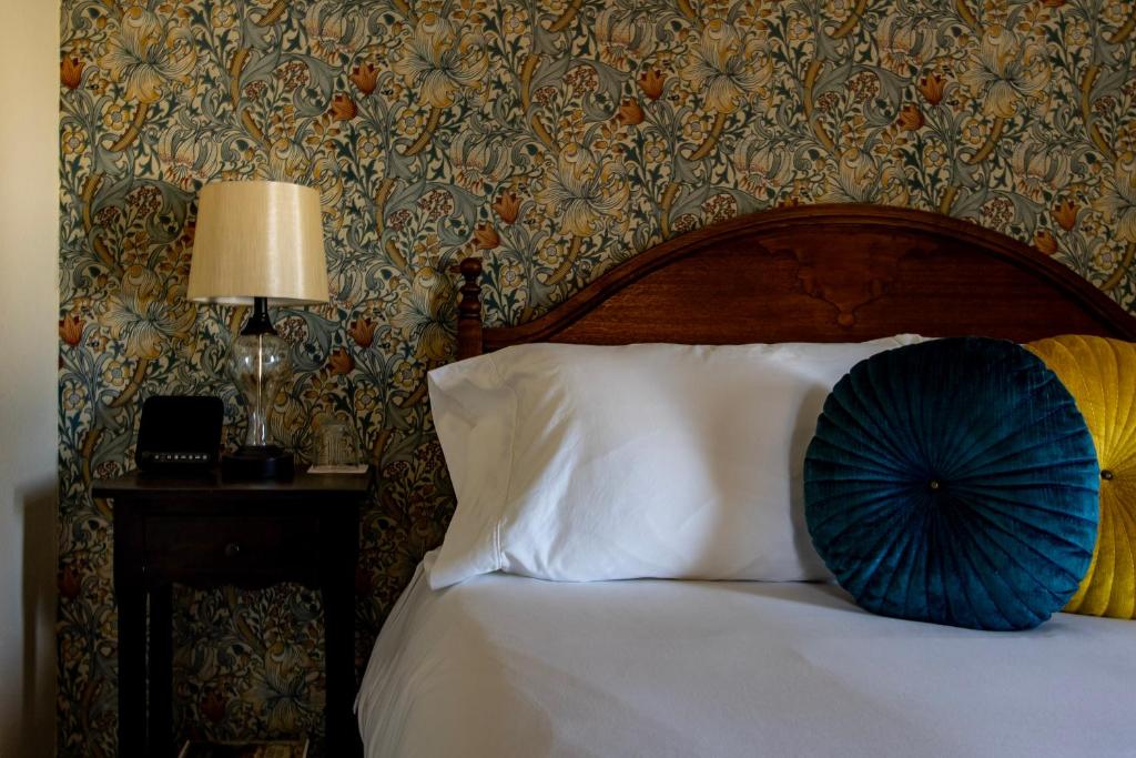 Postel nebo postele na pokoji v ubytování Historic Hotel Packwood