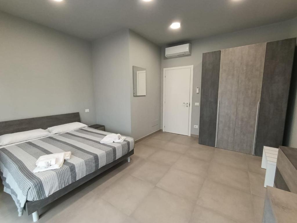 Postel nebo postele na pokoji v ubytování Cuneo Bedroom