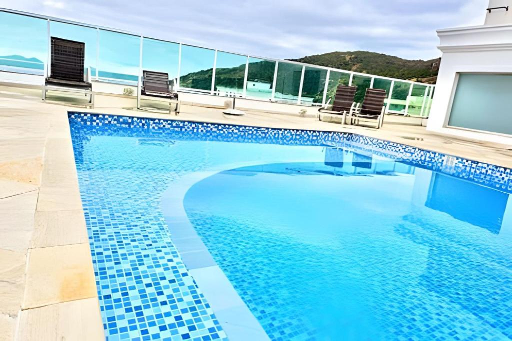 Bazén v ubytování Hospedatom - Apartamento até 12 Pessoas c/ Piscina Arraial do Cabo nebo v jeho okolí