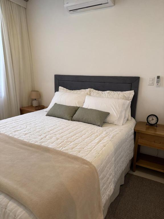 Giường trong phòng chung tại Modern apartment in Asunción