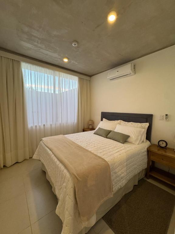 Giường trong phòng chung tại Modern apartment in Asunción