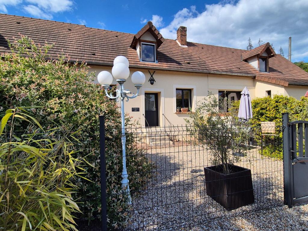 a house with a street light in front of it at L'Abaca 25 in Sainte-Geneviève-lès-Gasny