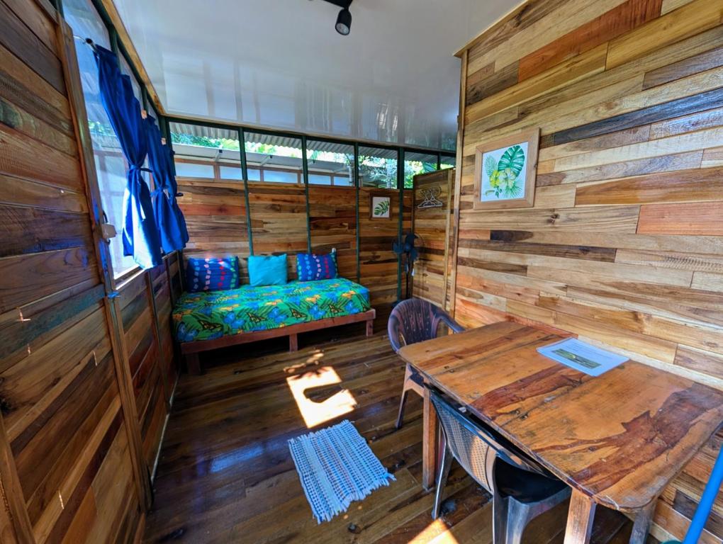 Posezení v ubytování Arboura Eco Cabins