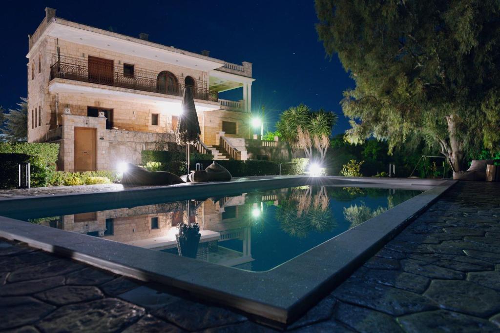 Bazén v ubytování Seaside "Stone & Light Villa II" close to Aegina City nebo v jeho okolí