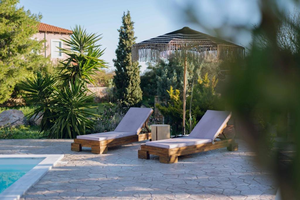 Bazén v ubytování Seaside "Stone & Light Villa II" close to Aegina City nebo v jeho okolí