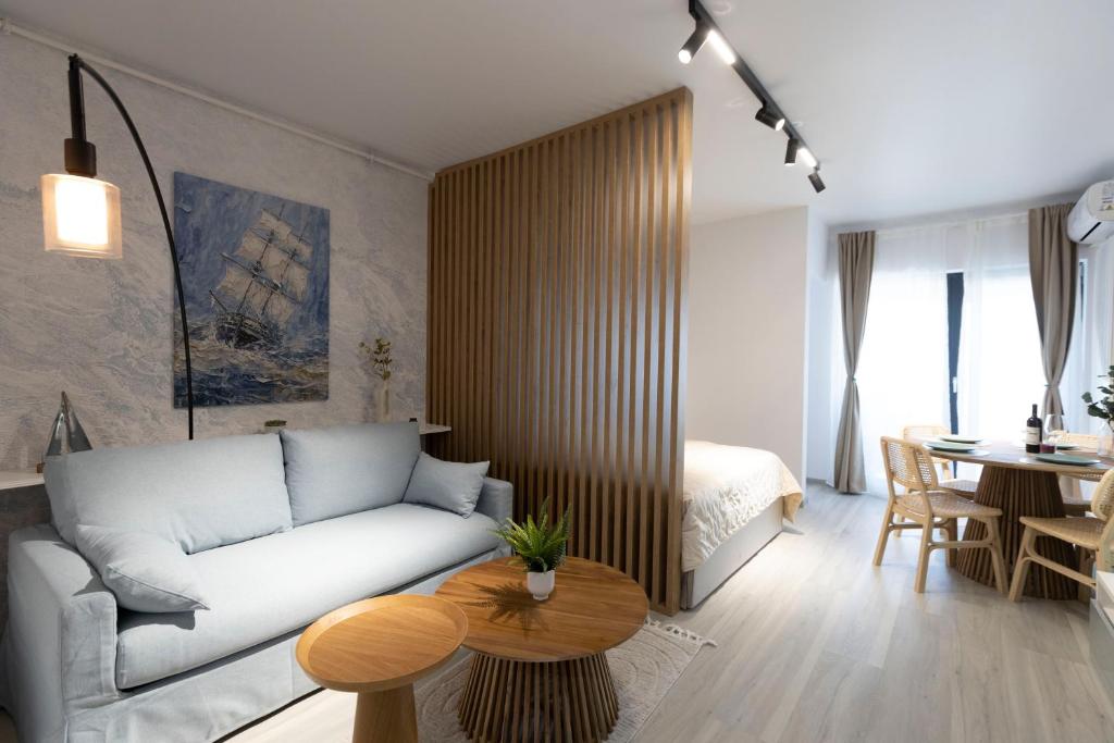 ein Wohnzimmer mit Sofa und Tisch in der Unterkunft Hedarom Eforie in Eforie Nord