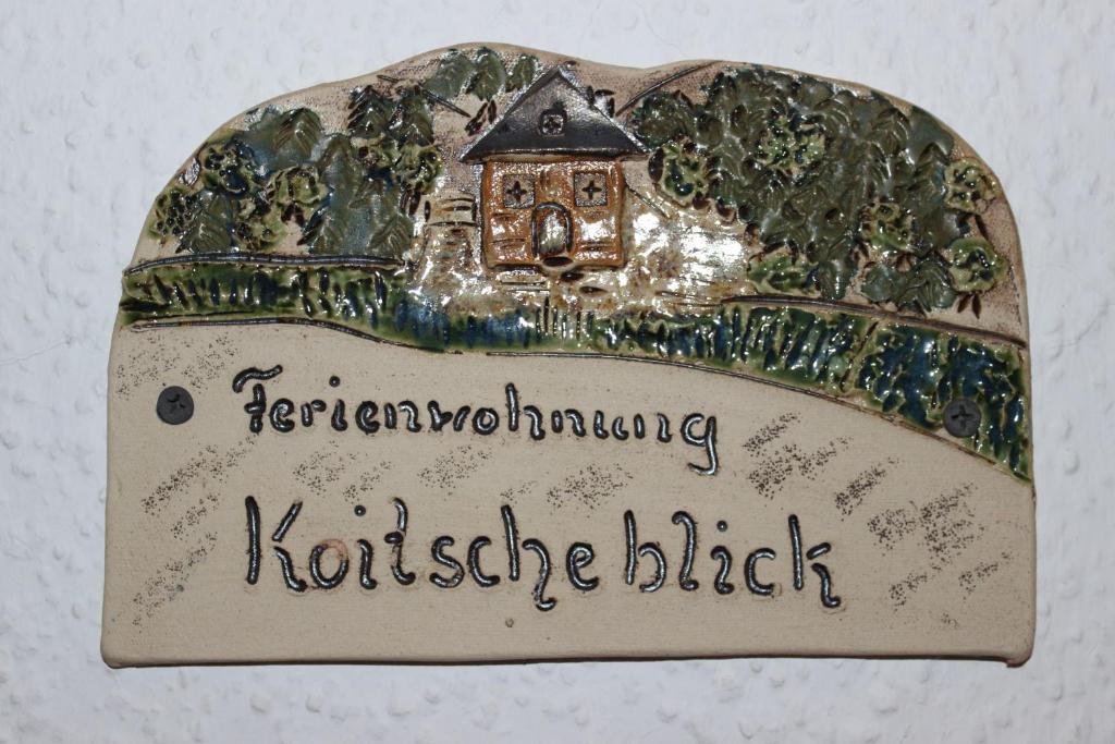 a plaque with a picture of a house on it at Ferienwohnung Koitscheblick in Hörnitz