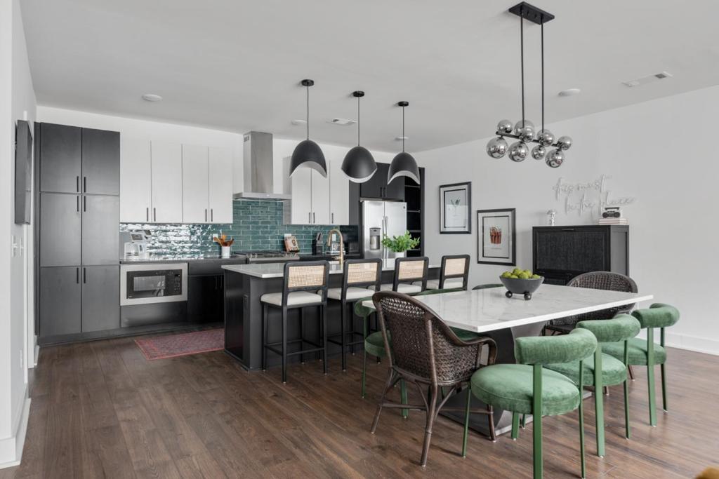 纳什维尔Haven at The Lucy by Stay Local Nashville的带桌椅的厨房和餐厅