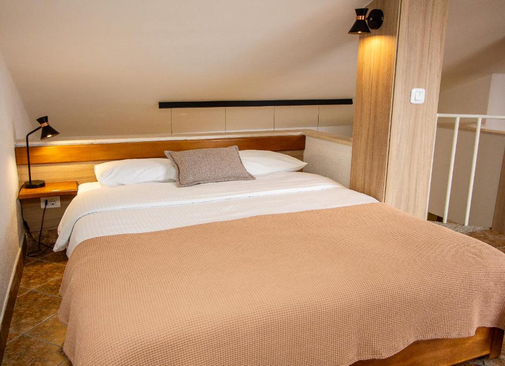 Postel nebo postele na pokoji v ubytování Guest House Jedro
