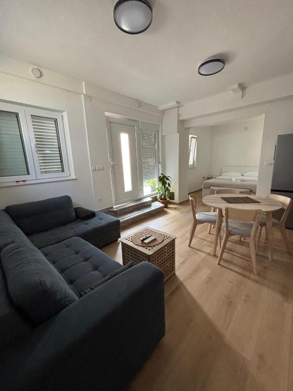 una sala de estar con un sofá y una mesa en Studio apartman Sedmica, en Zadar