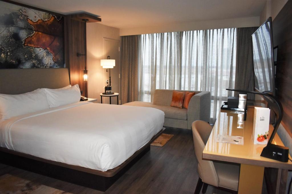 Chicago Marriott Oak Brook - 客房 - 带特大号床并可使用礼宾酒廊