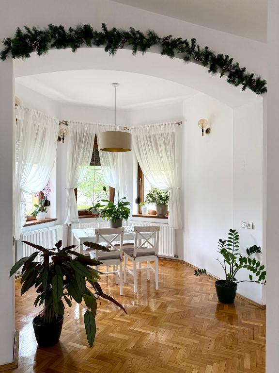 Posezení v ubytování Central Family House With Self Check-in