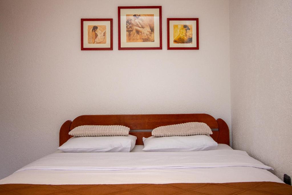 Postel nebo postele na pokoji v ubytování Guest House Jedro