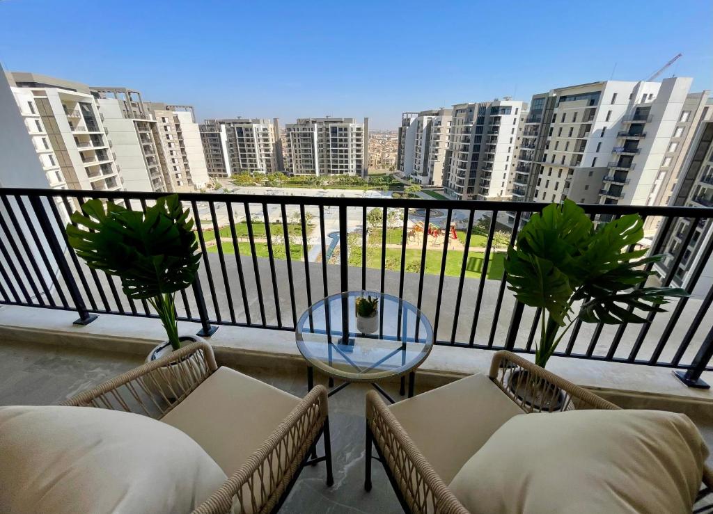 d'un balcon avec des chaises et une table et certains bâtiments. dans l'établissement ZED Park Skyline - 3BR - Huge Terrace & City View, à Sheikh Zayed