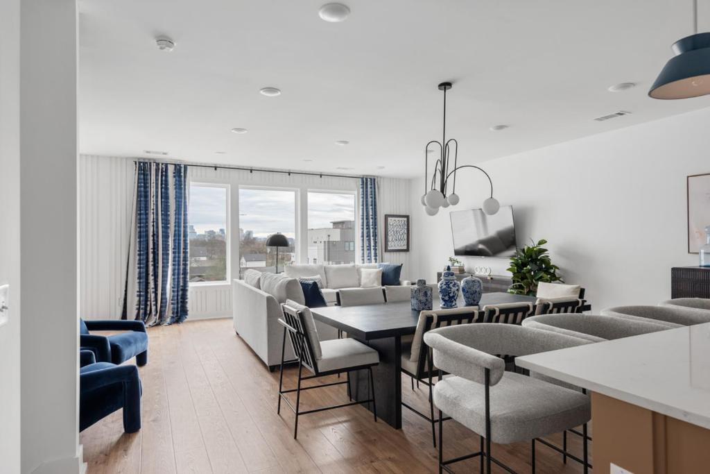 een woonkamer met een eettafel en stoelen bij Ivy and Ivan at The Lucy by Stay Local Nashville in Nashville