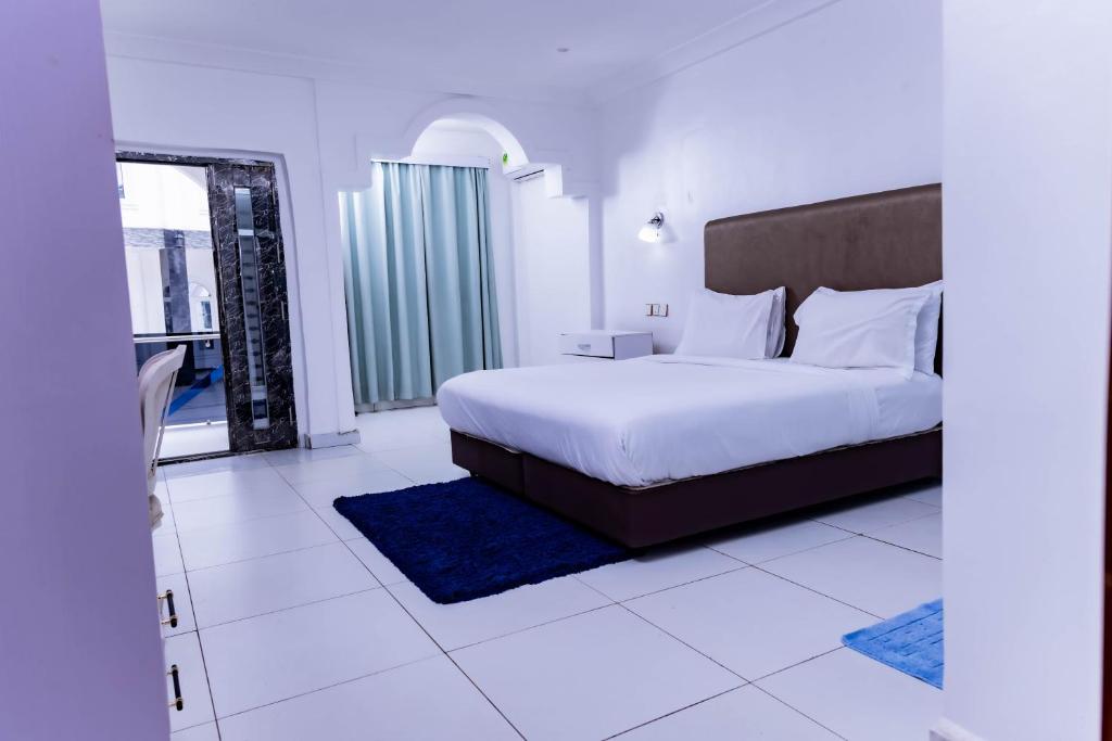 Postel nebo postele na pokoji v ubytování Pinorich Hotel