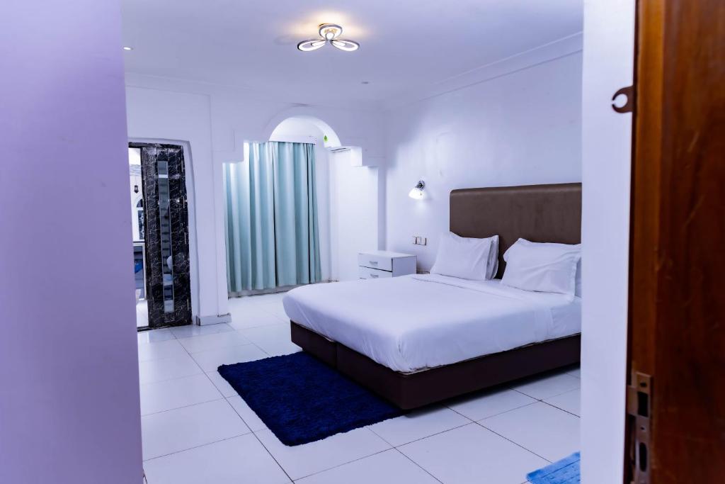 Postel nebo postele na pokoji v ubytování Pinorich Hotel
