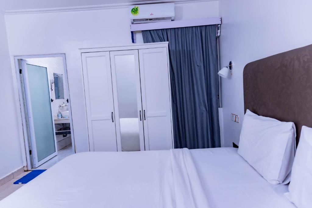 Postel nebo postele na pokoji v ubytování Pinorich Hotel