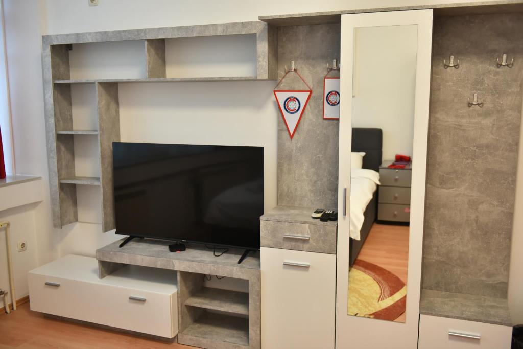 TV a/nebo společenská místnost v ubytování Hostel Nikšić