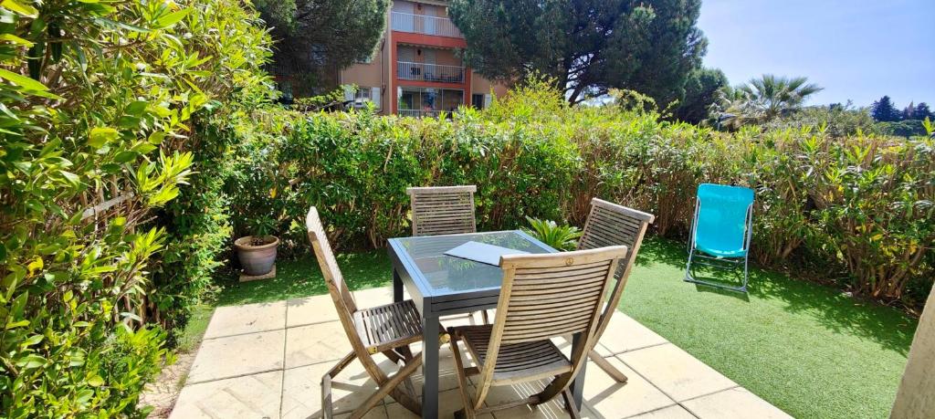 une table et des chaises assises sur une terrasse dans l'établissement Beautiful apartment near the Roman Theatre Fréjus, à Fréjus
