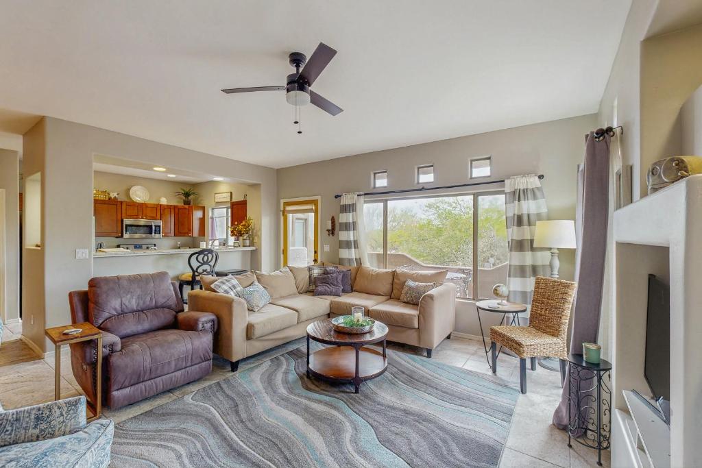ein Wohnzimmer mit Sofa und Tisch in der Unterkunft Vistoso Resort Casita #136 in Oro Valley