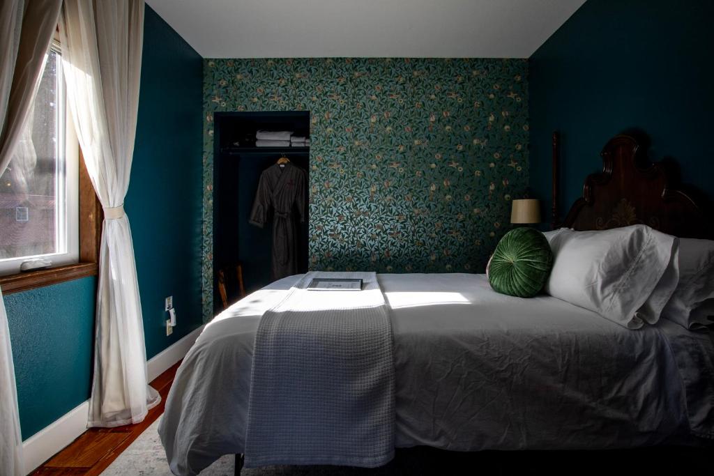Postel nebo postele na pokoji v ubytování Historic Hotel Packwood