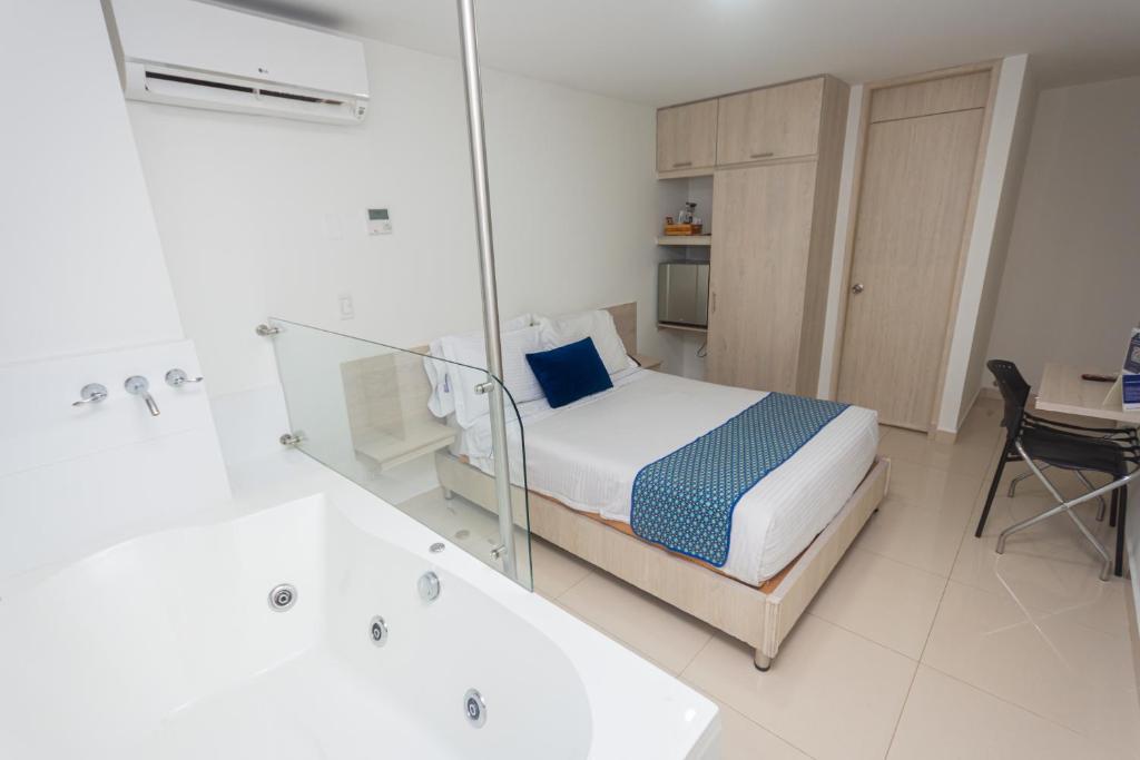 Postel nebo postele na pokoji v ubytování Hotel Laureles Plaza
