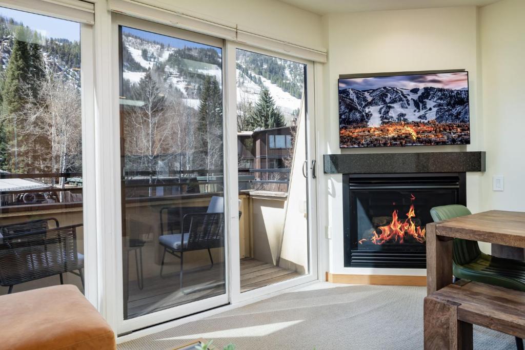una veranda riparata con camino e TV di 3BR Aspen Townhouse - Walk everywhere ad Aspen