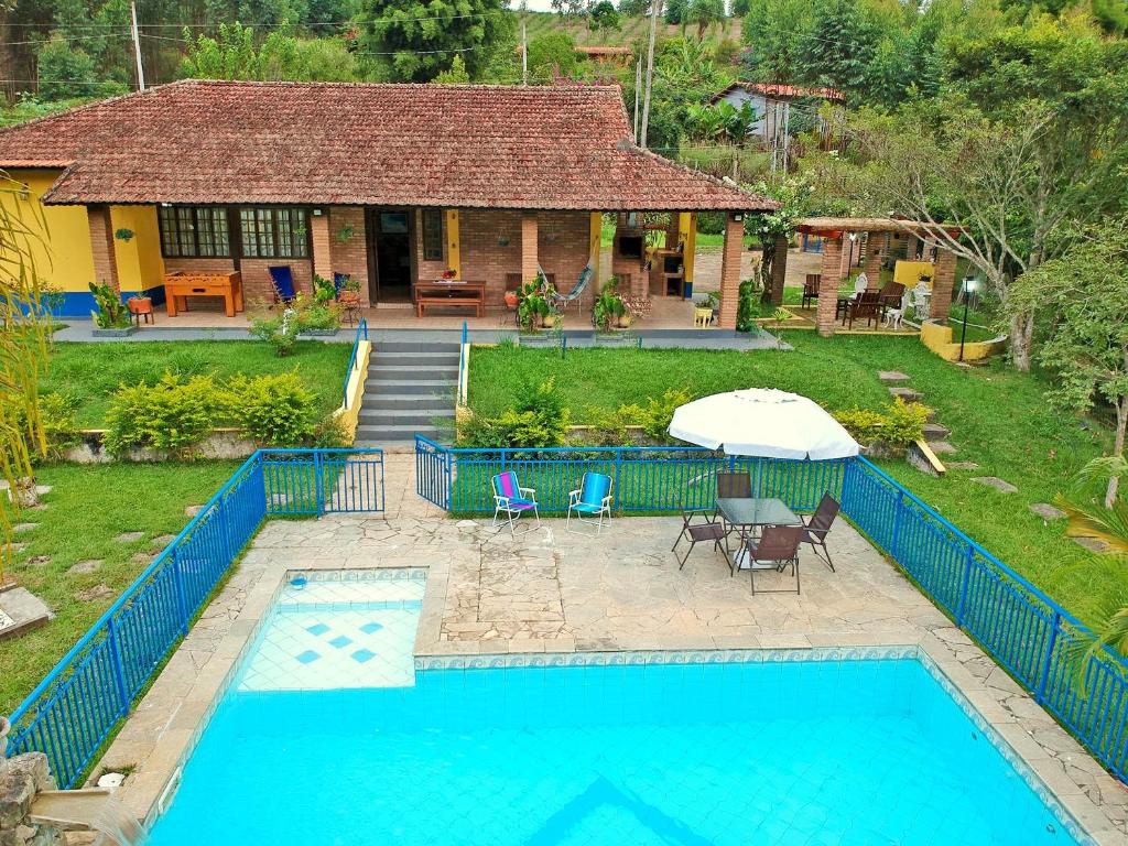 Kolam renang di atau dekat dengan Sítio com piscina e lago