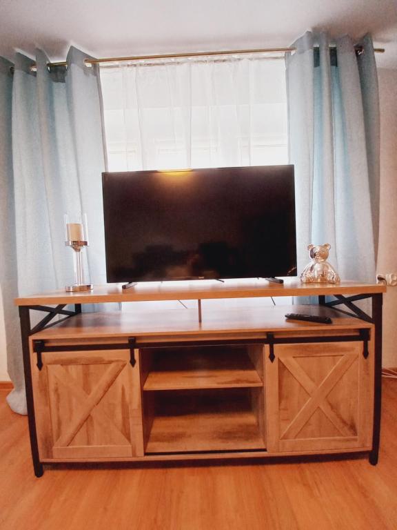 Televízia a/alebo spoločenská miestnosť v ubytovaní Apartament 2 sypialnie z kuchnią - 200 metrów od morza