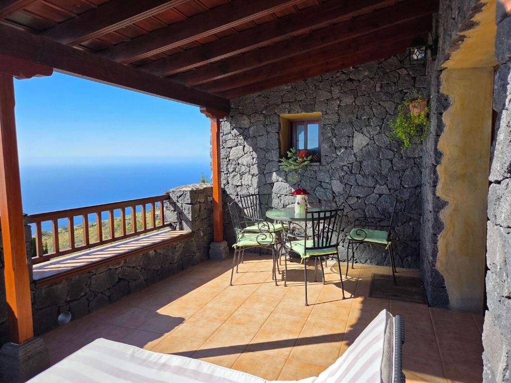 un balcon d'une maison avec une table et des chaises dans l'établissement Casa Angel - Fuencaliente, à Fuencaliente de la Palma